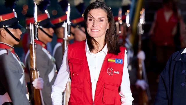 Reina Letizia con camisa blanca de Sepiia en su llegada a Guatemala en 2024