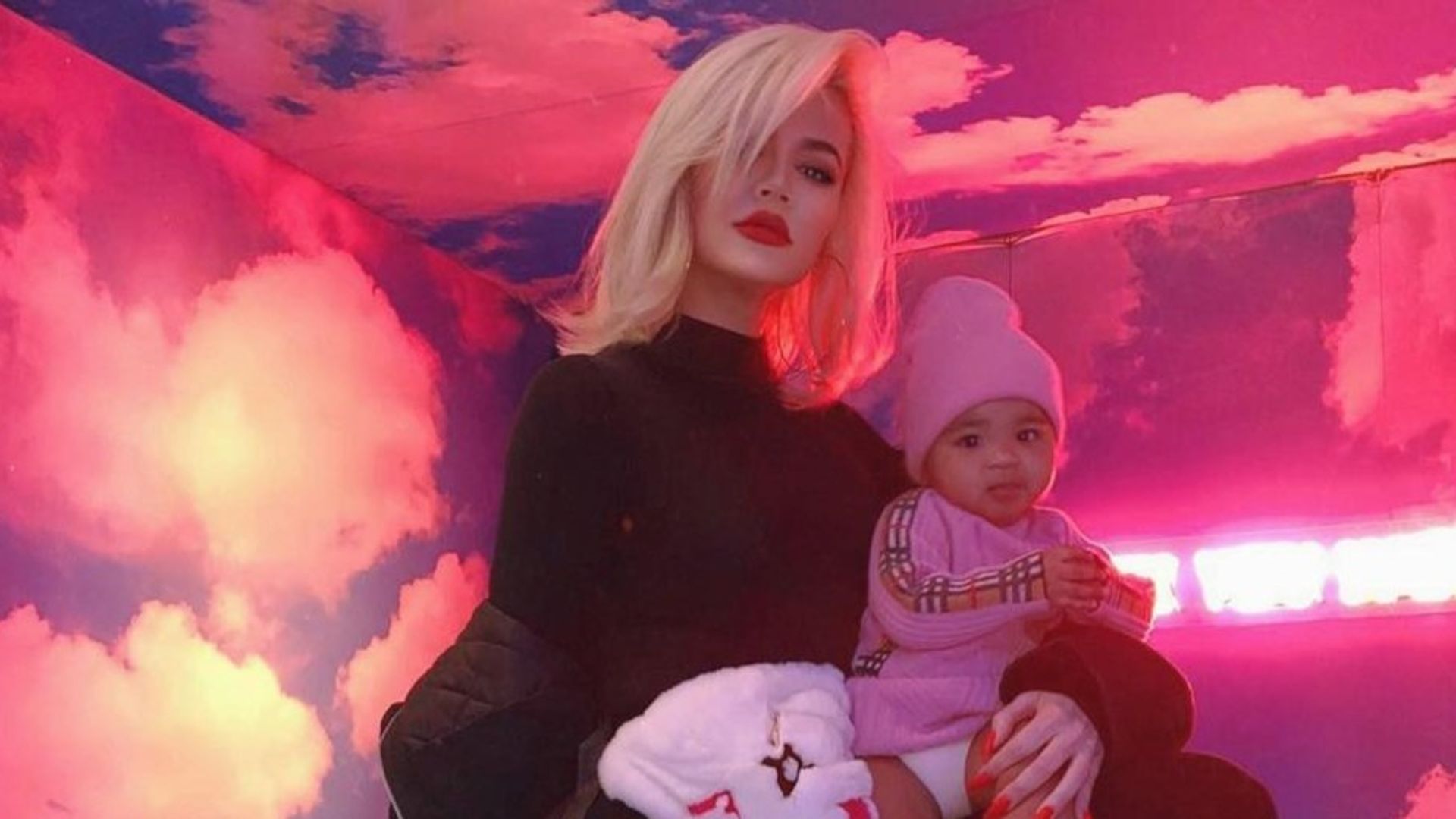 Khloé Kardashian presume orgullosa los primeros pasos de su hija True Thompson