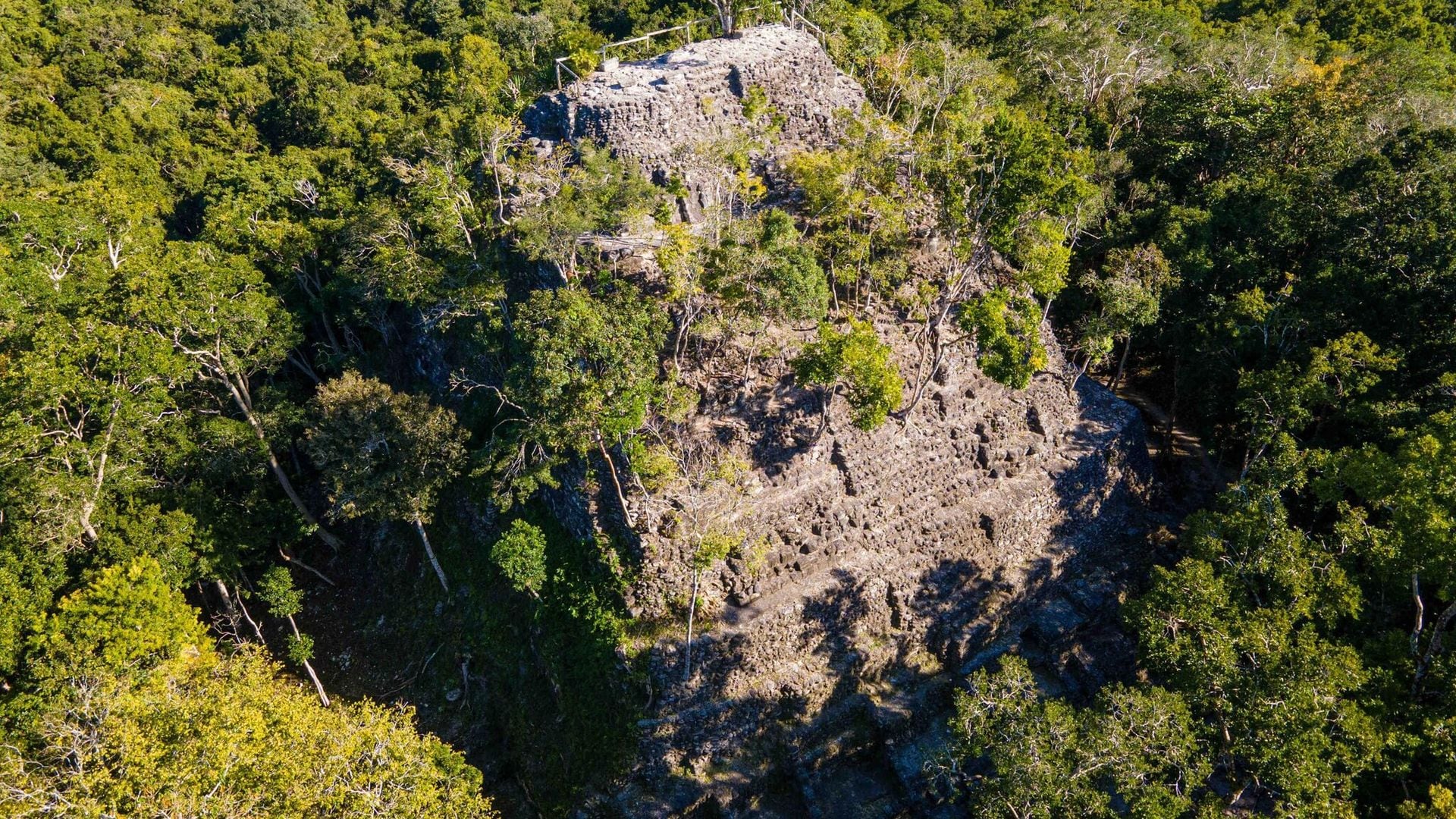 La majestuosa ciudad maya escondida en la selva de Guatemala