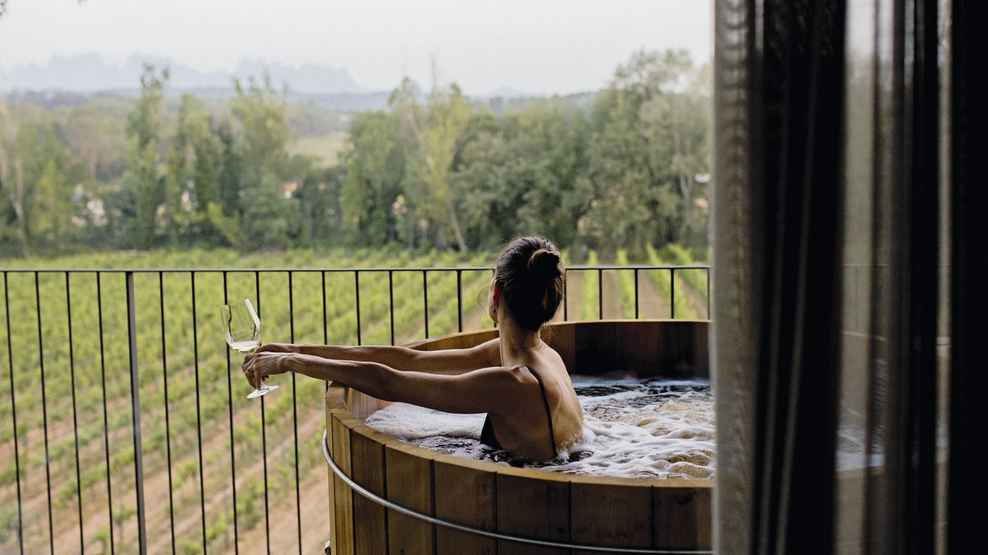 El fin de semana perfecto existe: dormir entre viñas y brindar en una cata de vinos