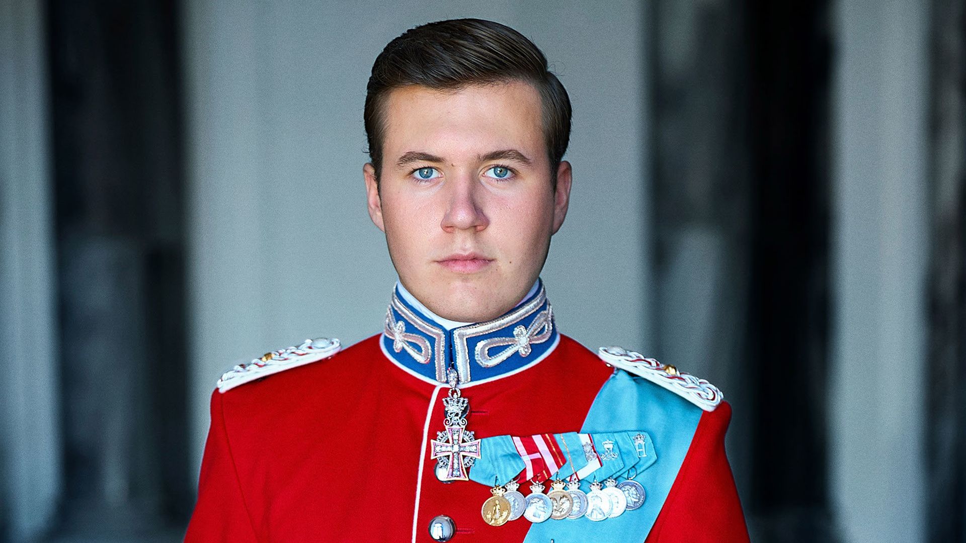 Retrato oficial de Christian de Dinamarca con motivo de su 21 cumpleaños el 15 de octubre de 2026