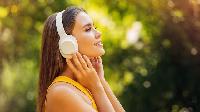 Una chica con unos auriculares blancos
