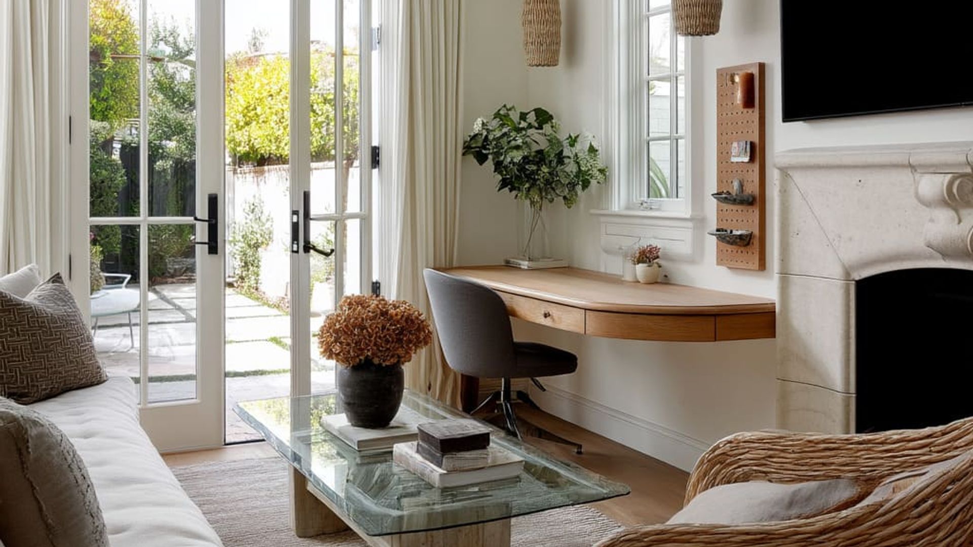 Salón con escritorio