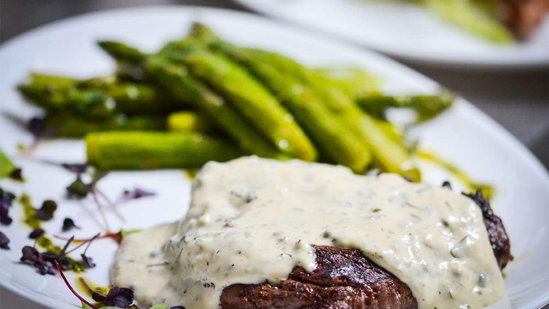 Solomillo con salsa gorgonzola y espárragos
