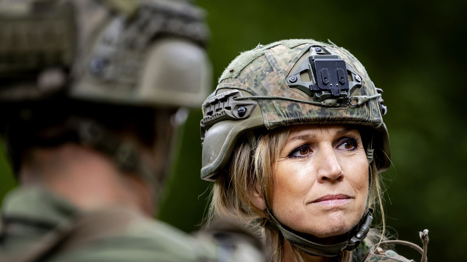 No es la primera vez que la Reina Máxima se viste de militar 