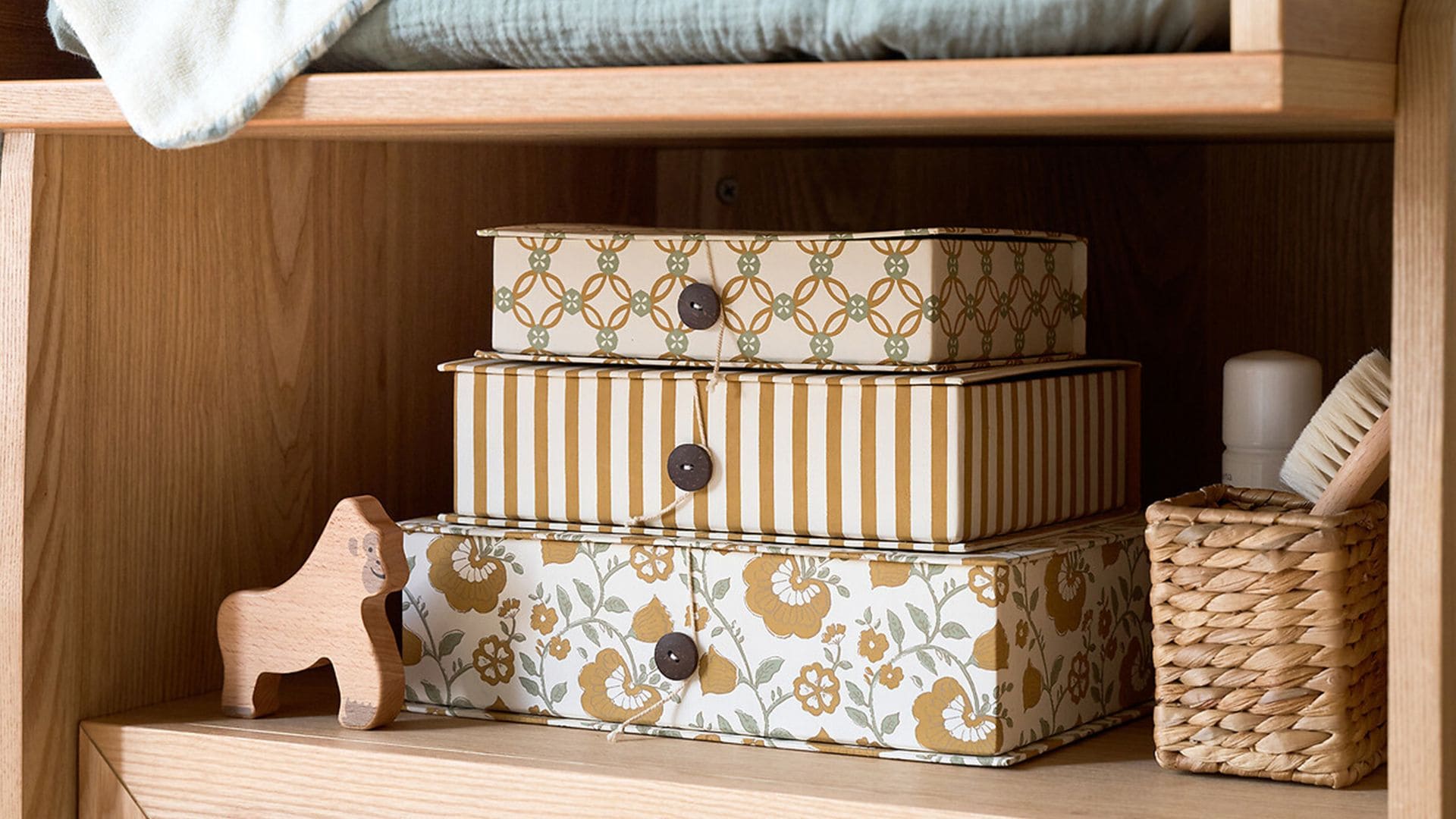 Detalle de cajas en la cómoda