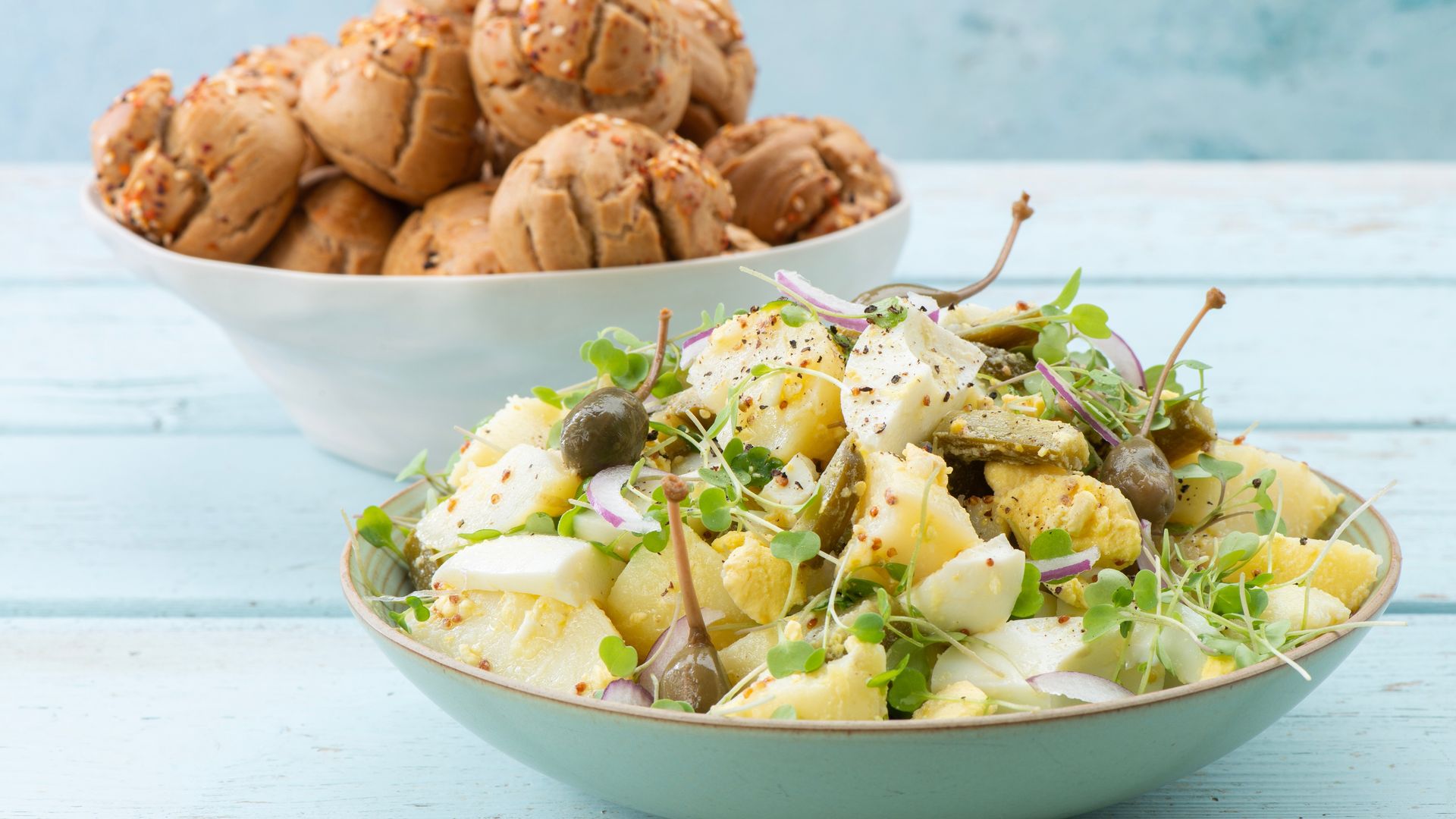 Ensalada alemana de patata, huevo y pepinillo