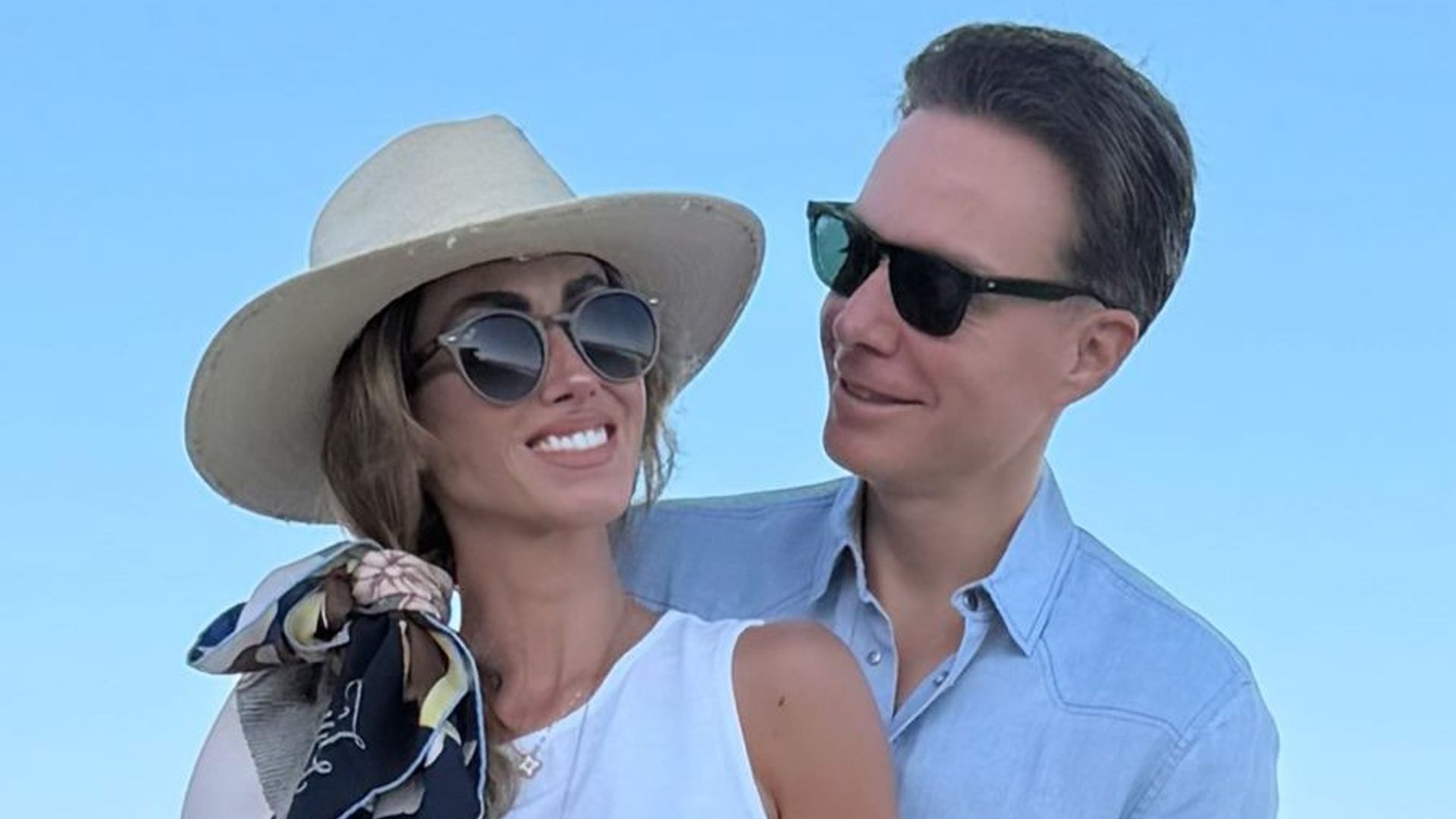 Anahí celebró su cumpleaños 43 en la playa y rodeada de su familia.
