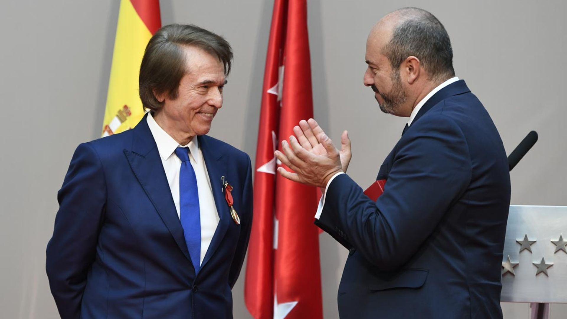 Raphael recibe la medalla de oro de la Comunidad de Madrid por toda una vida dedicada a la música