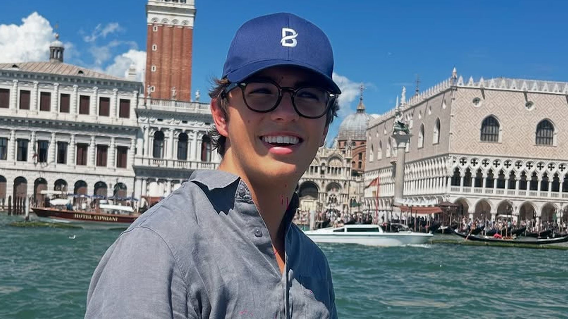 El príncipe Aymeric cumple 20 años: así es el atractivo piloto de coches de la Familia Real belga