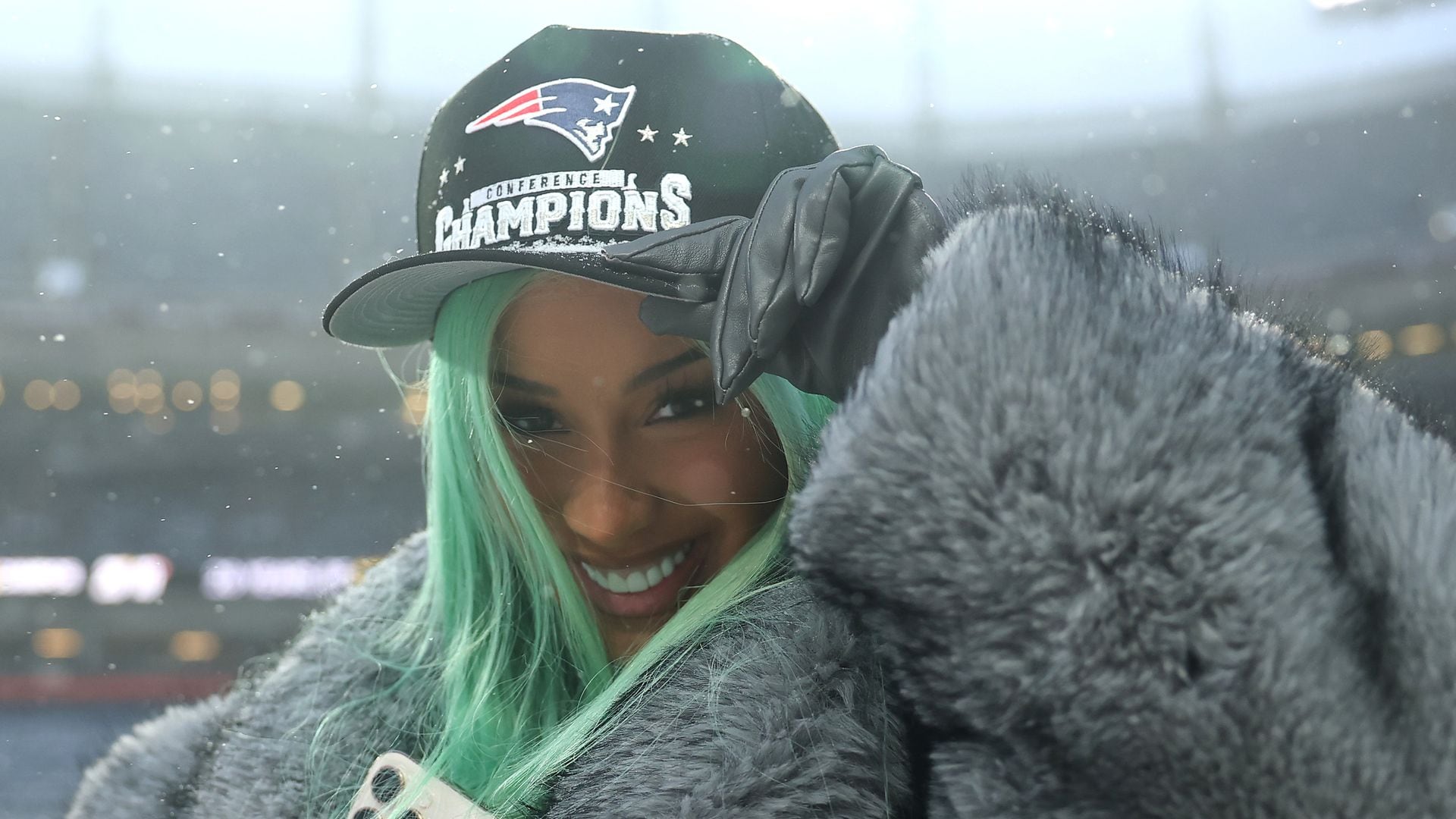 Cardi B en el juego de los Denver Broncos contra los New England Patriots en el Empower Field At Mile High en Denver, Colorado. 