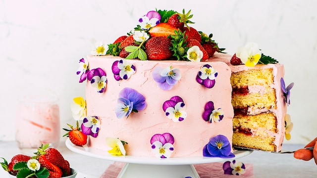 Tarta de fresas y flores