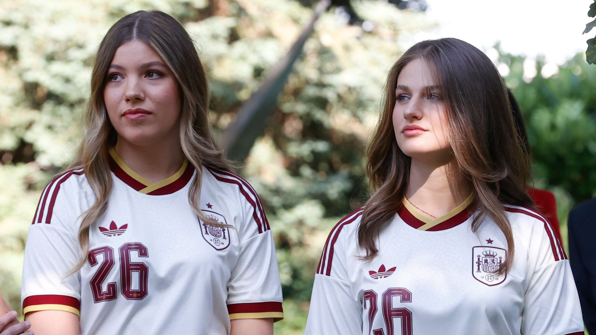 La princesa Leonor y la infanta Sofía con la camiseta blanca de España del Mundial