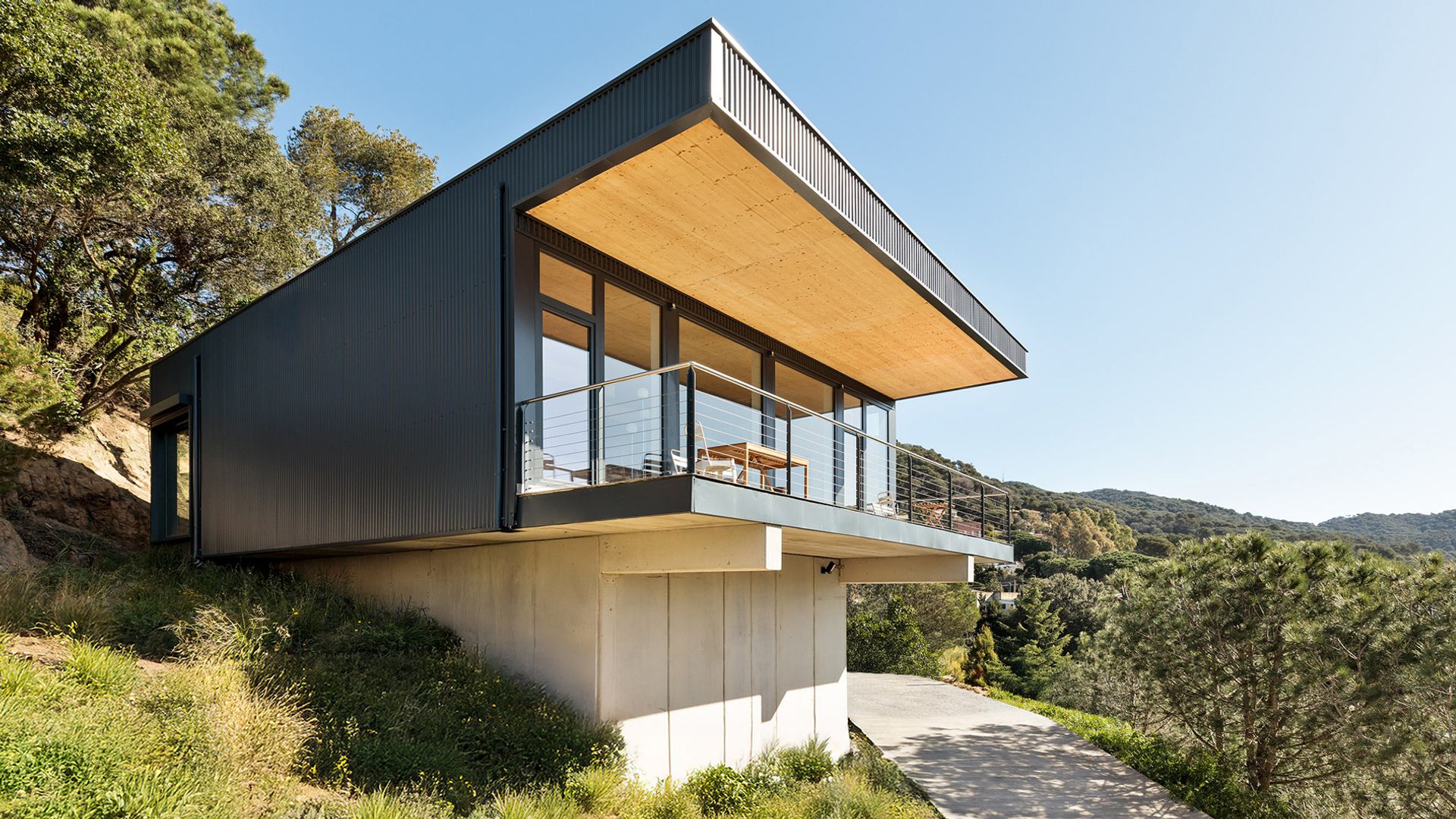 Una casa de consumo casi nulo cerca de Barcelona: diseño moderno, integrada en el paisaje y con unas vistas maravillosas