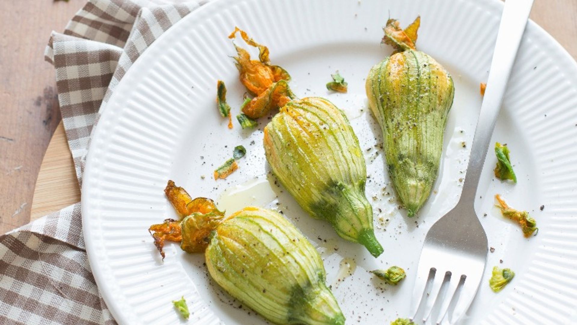 Tempura de flores de calabacín rellenas de queso