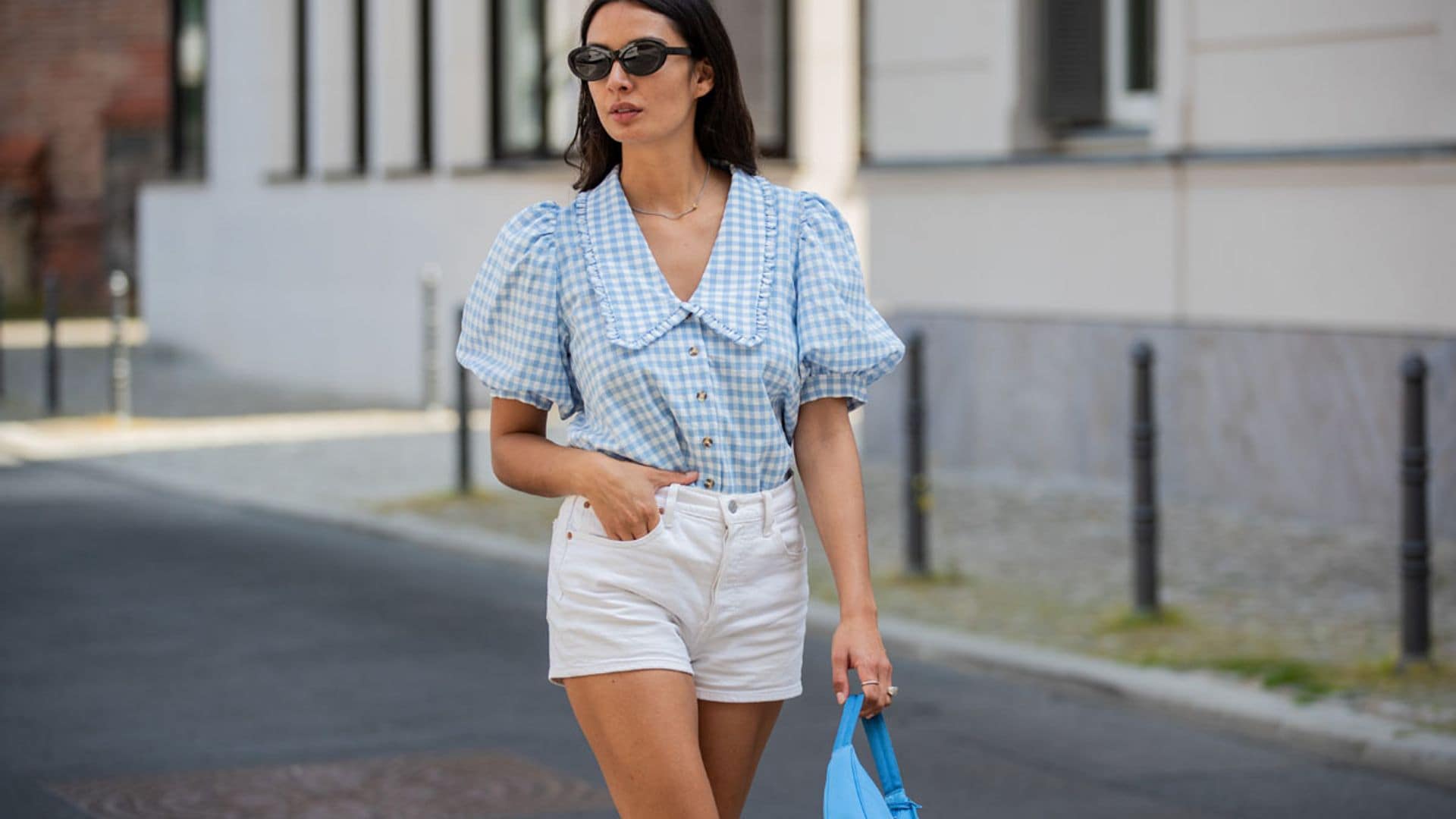 Una blusa de cuadros vichy, un vestido de lino... cinco compras de verano que siempre son buena idea