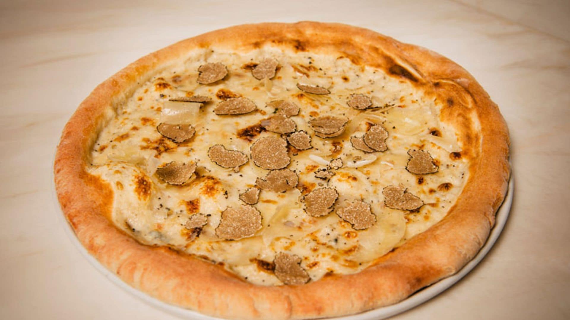 Pizza con bechamel y trufa