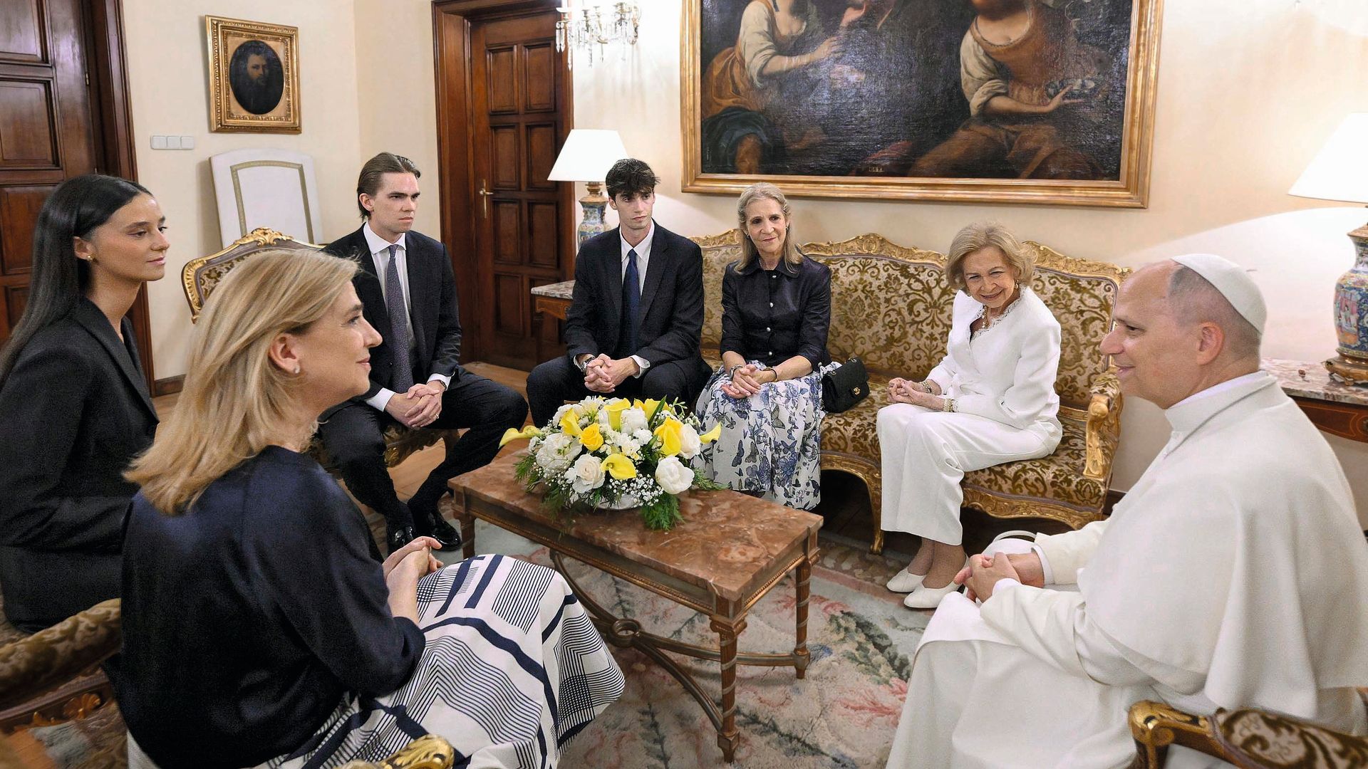 Con la Reina Sofía, la infanta Elena, Victoria Federica de Marichalar y dos de sus hijos, Miguel y Pablo, en la Nunciatura, durante un encuentro privado con el papa León XIV