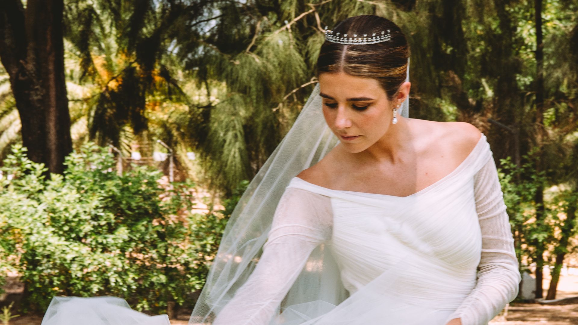 Recogido clásico + tiara: el look de novia atemporal que siempre te hace parecer más elegante