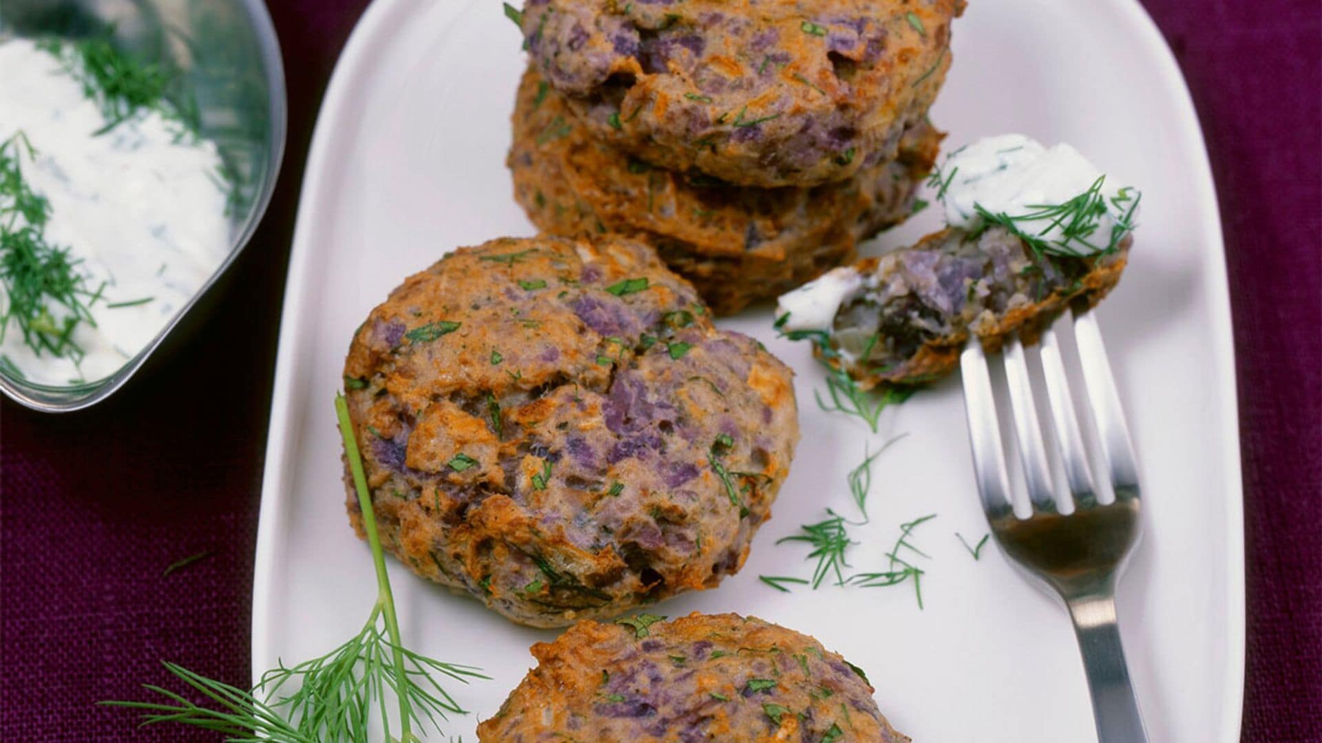 Bocaditos de patata morada con salsa de queso