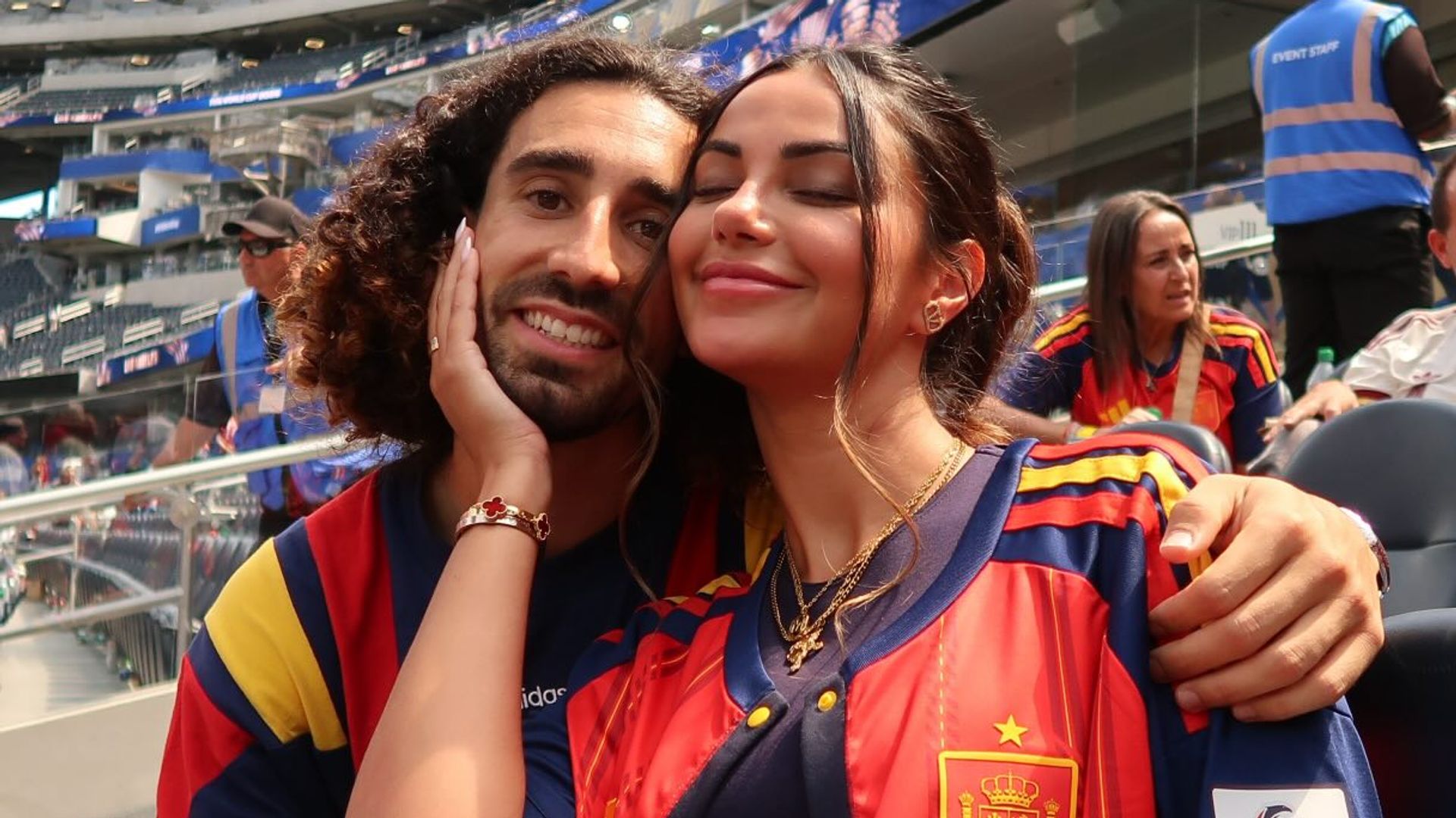 Marc Cucurella junto a su chica, Claudia Rodríguez