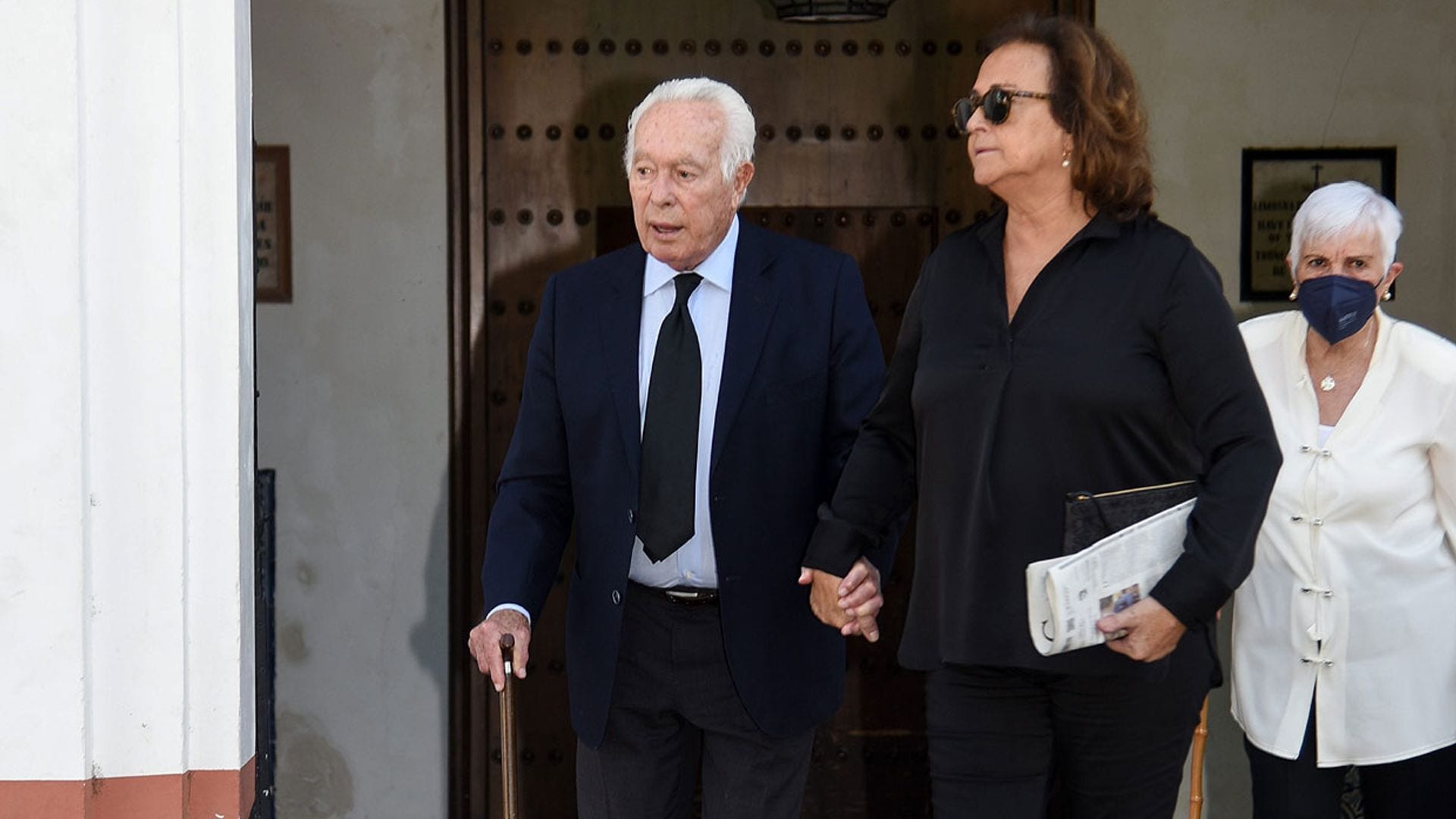 Curro Romero, el gran apoyo de Carmen Tello en el funeral por su madre