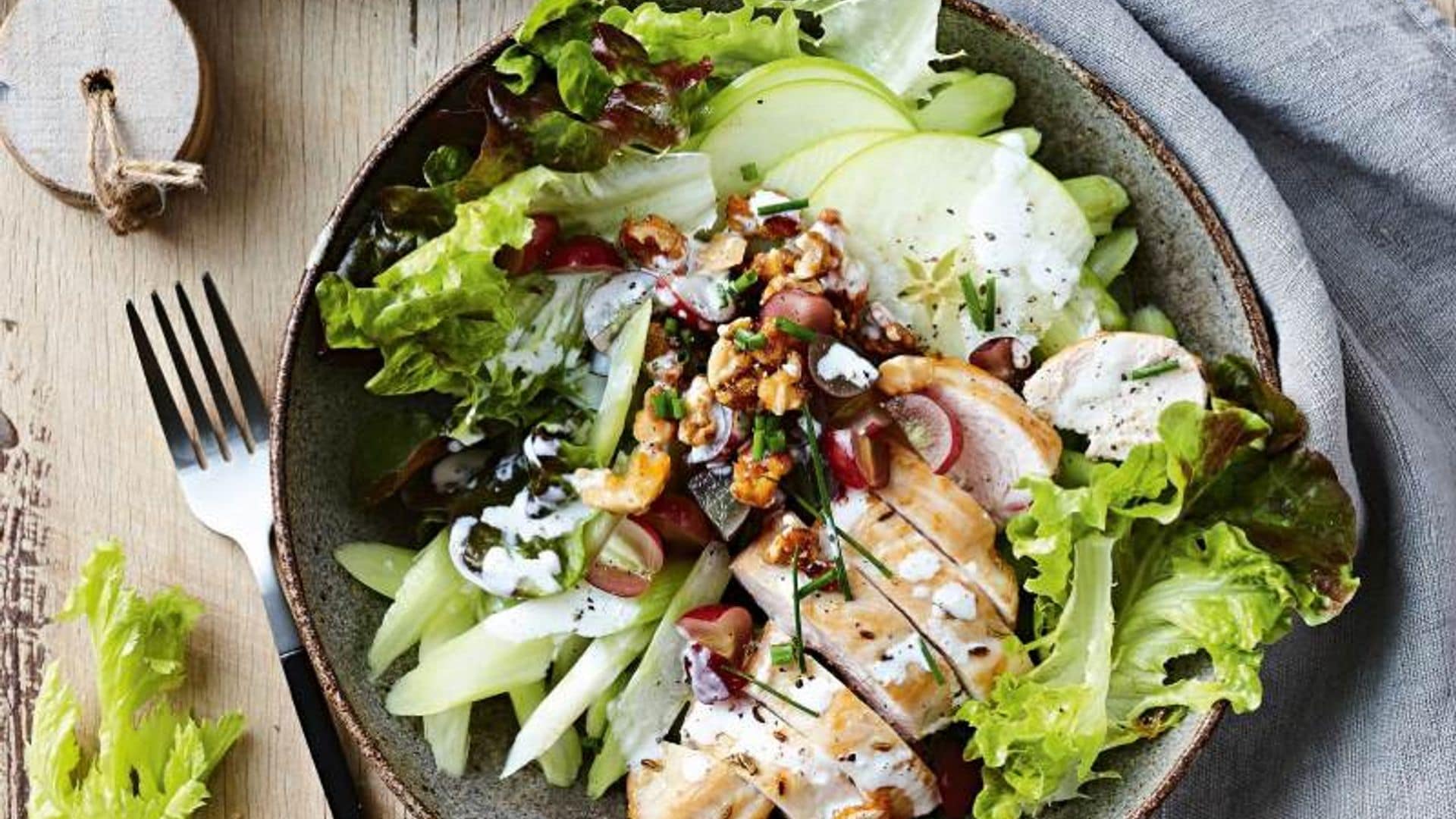 'Bowl' de ensalada Waldorf con pollo y uvas