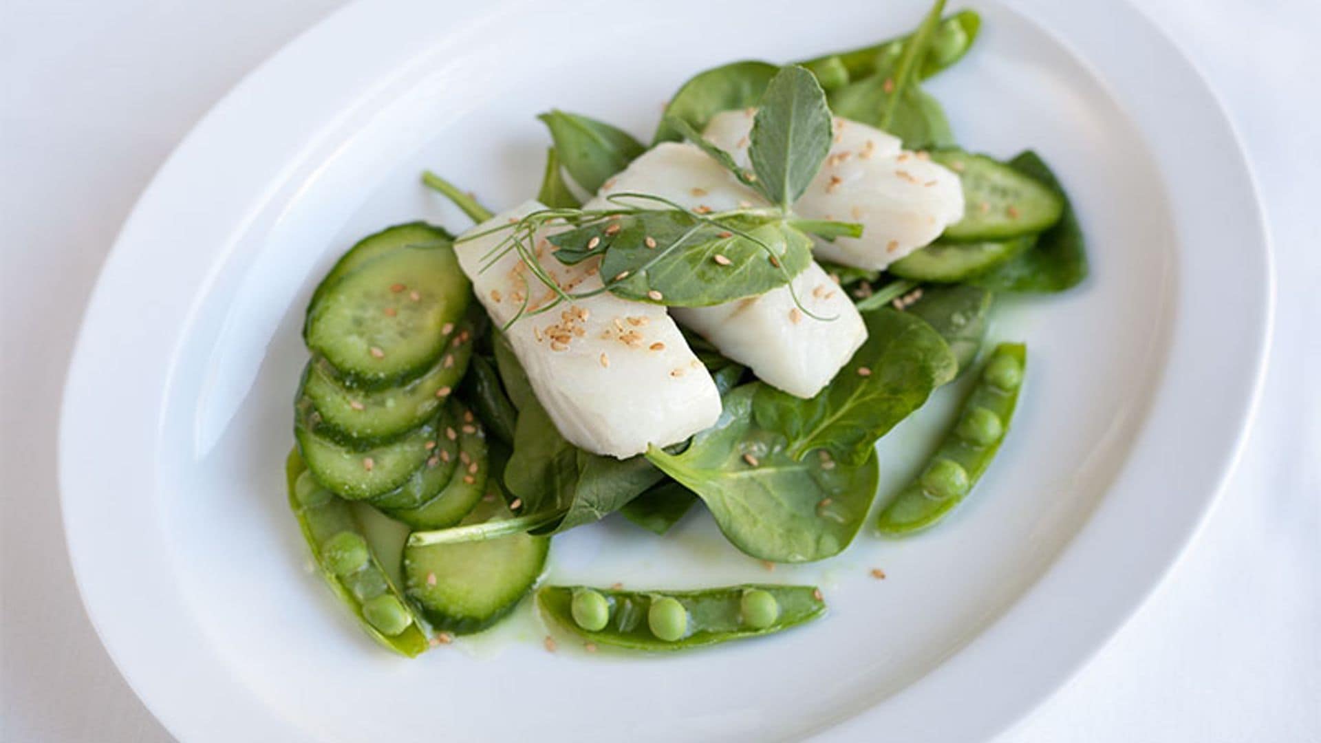 Ensalada de bacalao, pepino, guisantes y hojas verdes