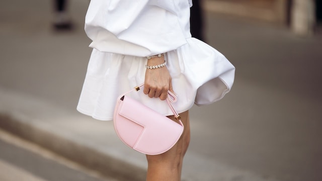 Bolso de media luna en color rosa