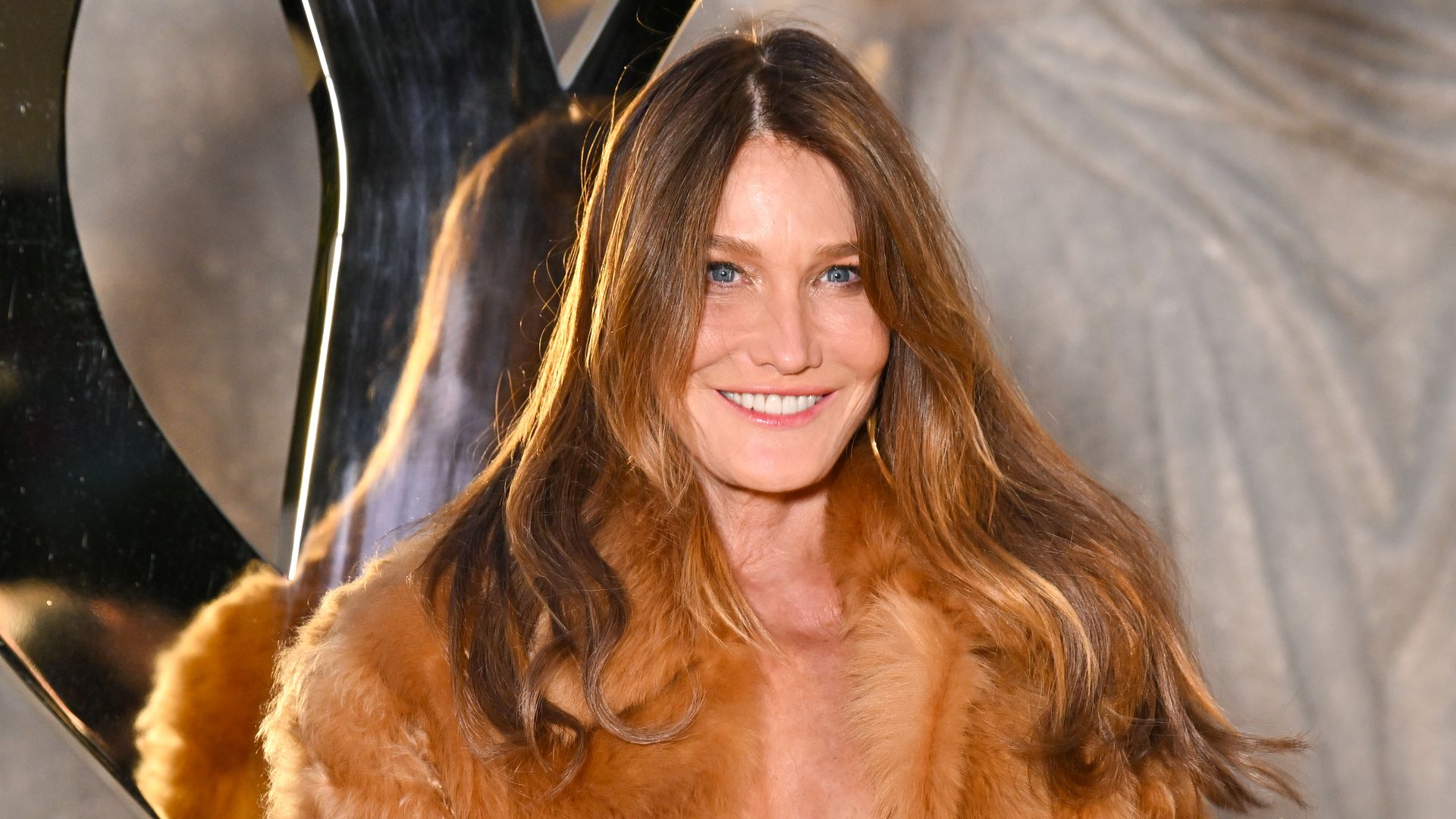 Carla Bruni, muy sonriente en el desfile de Yves Saint Laurent en París tras la condena a su marido Nicolas Sarkozy