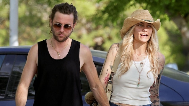 Paris Jackson y su prometido, Justin Long, caminan de la mano en Calabasas
