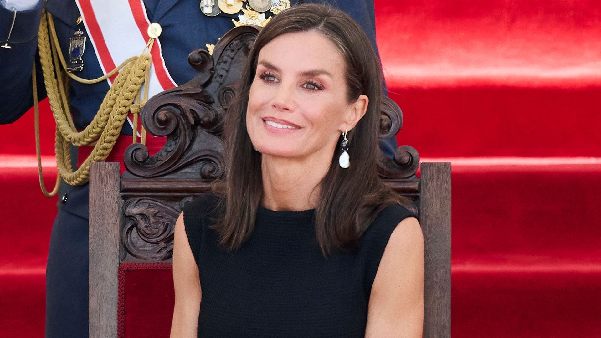 Copia las sandalias de tacón cómodo de la reina Letizia con estos diseños de rebajas