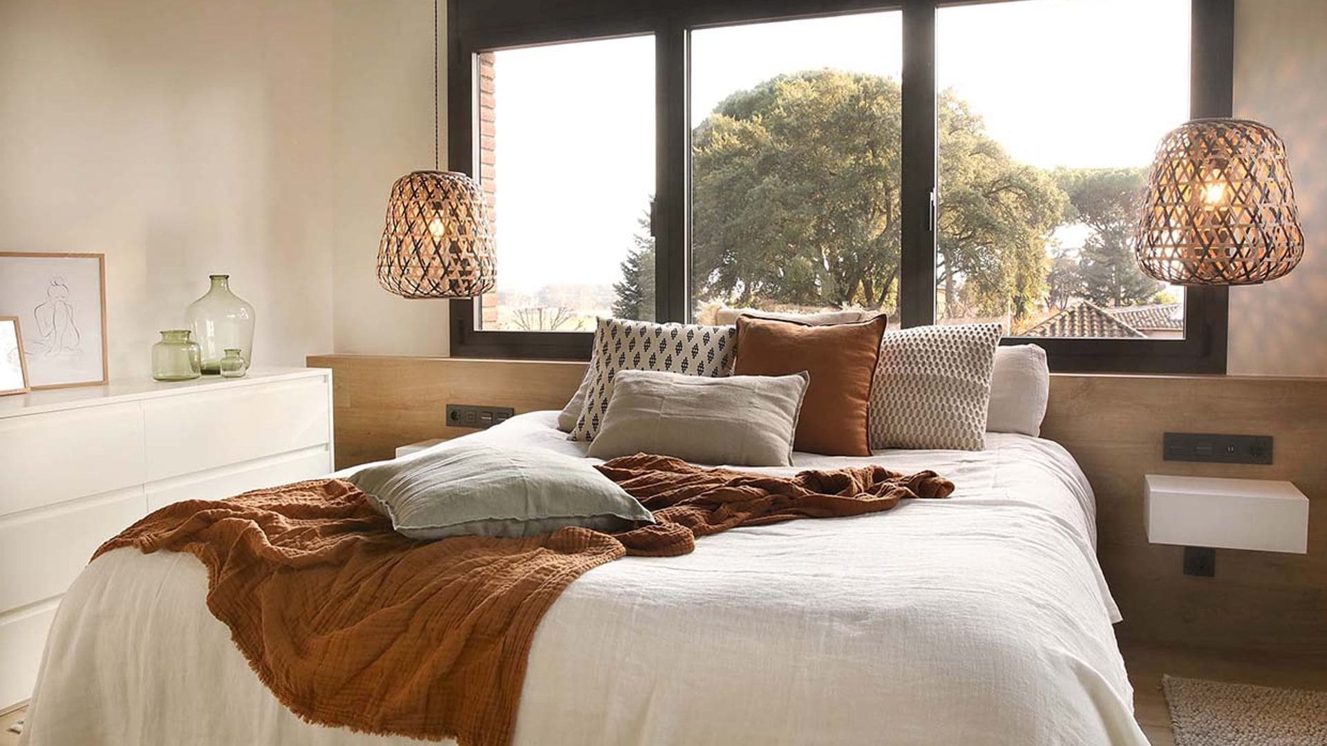 ¿Te atreves a colocar la cama delante de la ventana? ¡Ideas para hacerlo!