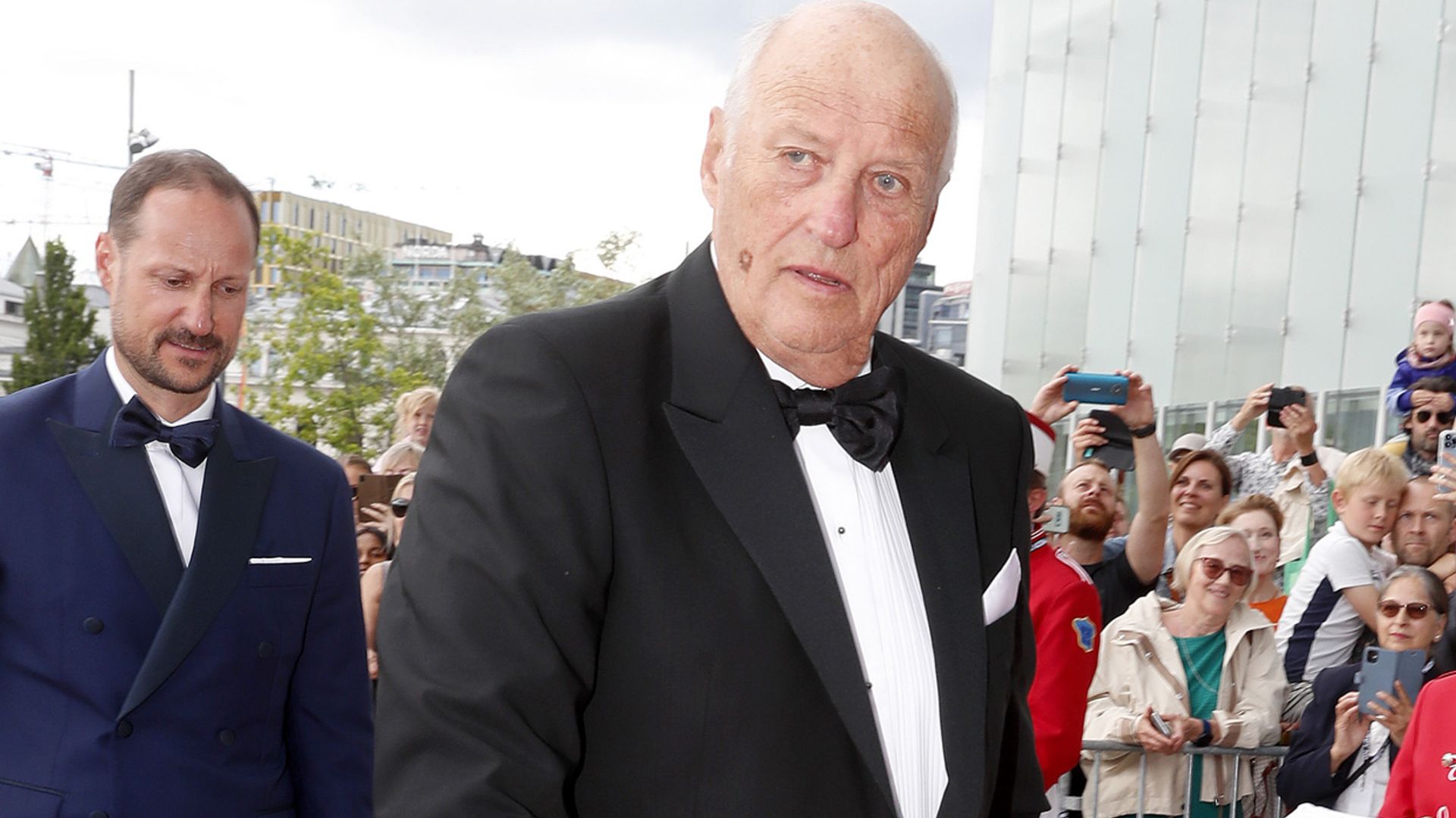 Harald de Noruega, de 85 años, permanecerá unos días más ingresado por una infección