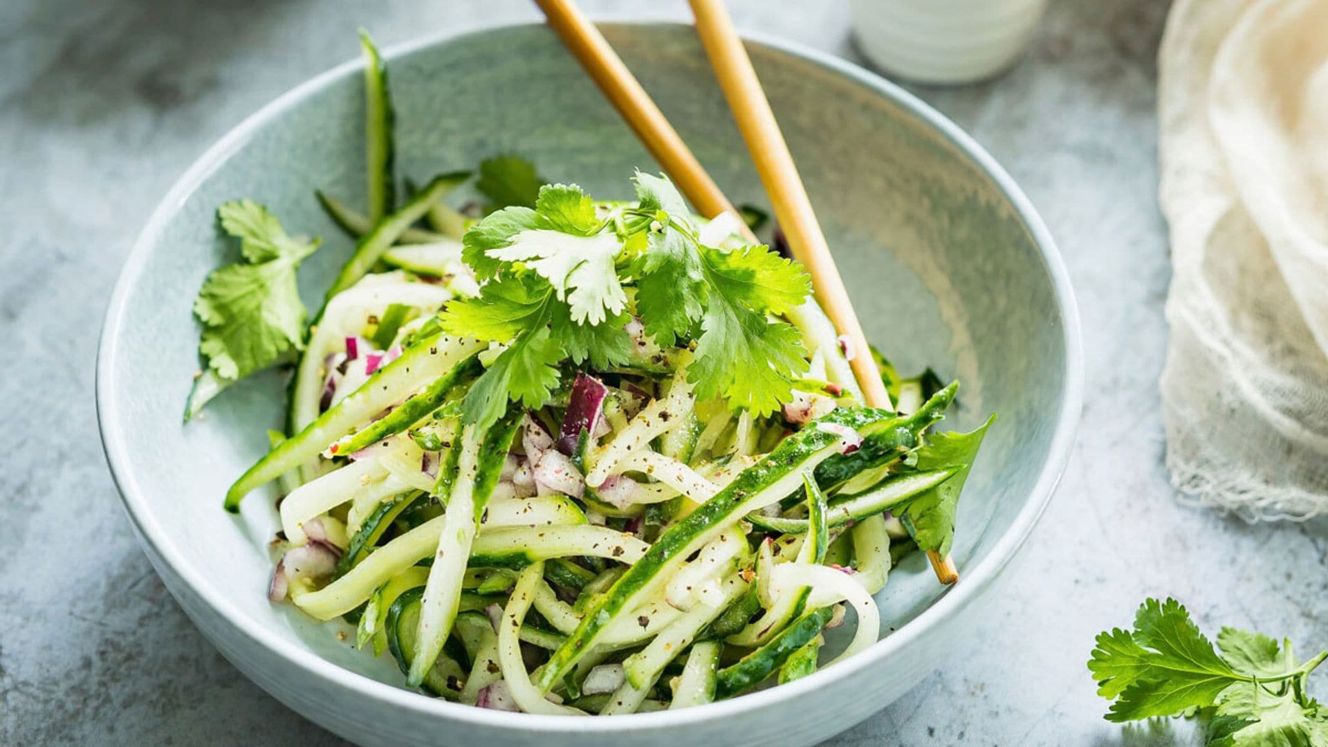 Ensalada de pepino con cebolla, cilantro, chile y jengibre