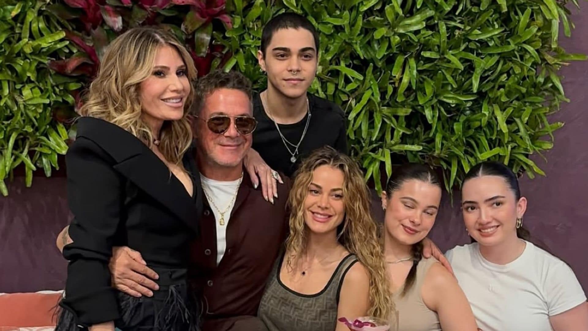 La felicidad de Alejandro Sanz con su pareja, Candela Márquez, y sus dos hijos veinteañeros en Miami