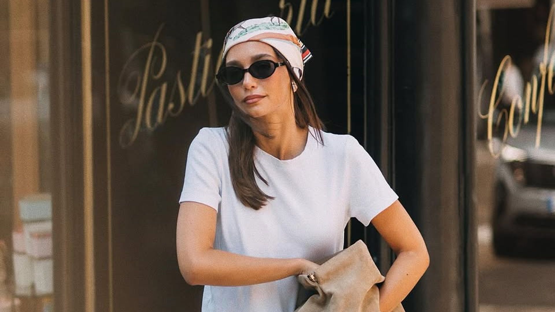 Una única camiseta blanca de Zara para crear 3 looks que te salvarán el verano