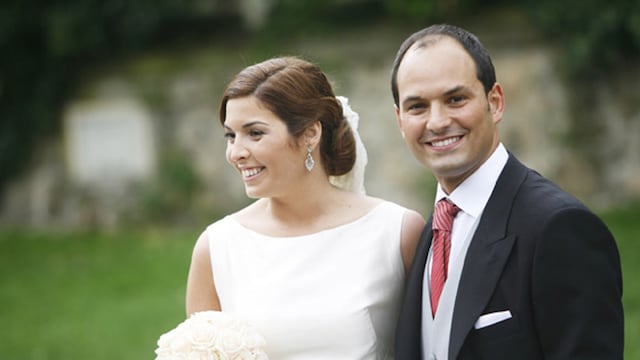 Primer plano de la feliz pareja. La novia lleva pendientes de herencia familiar de platino y brillantes