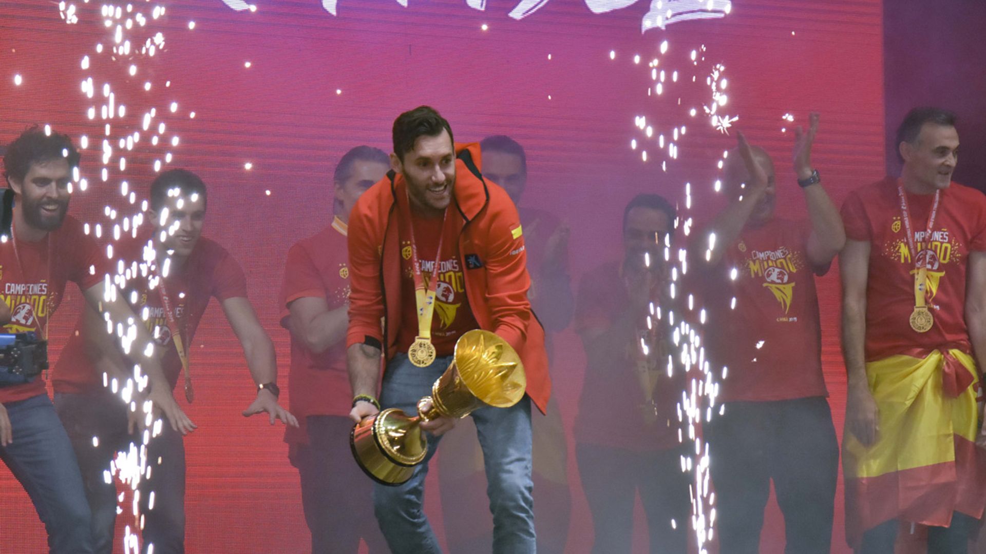 Rudy Fernández con su hijo, los besos de Ricky Rubio y su novia... ¡así fue la celebración de los campeones del mundo!