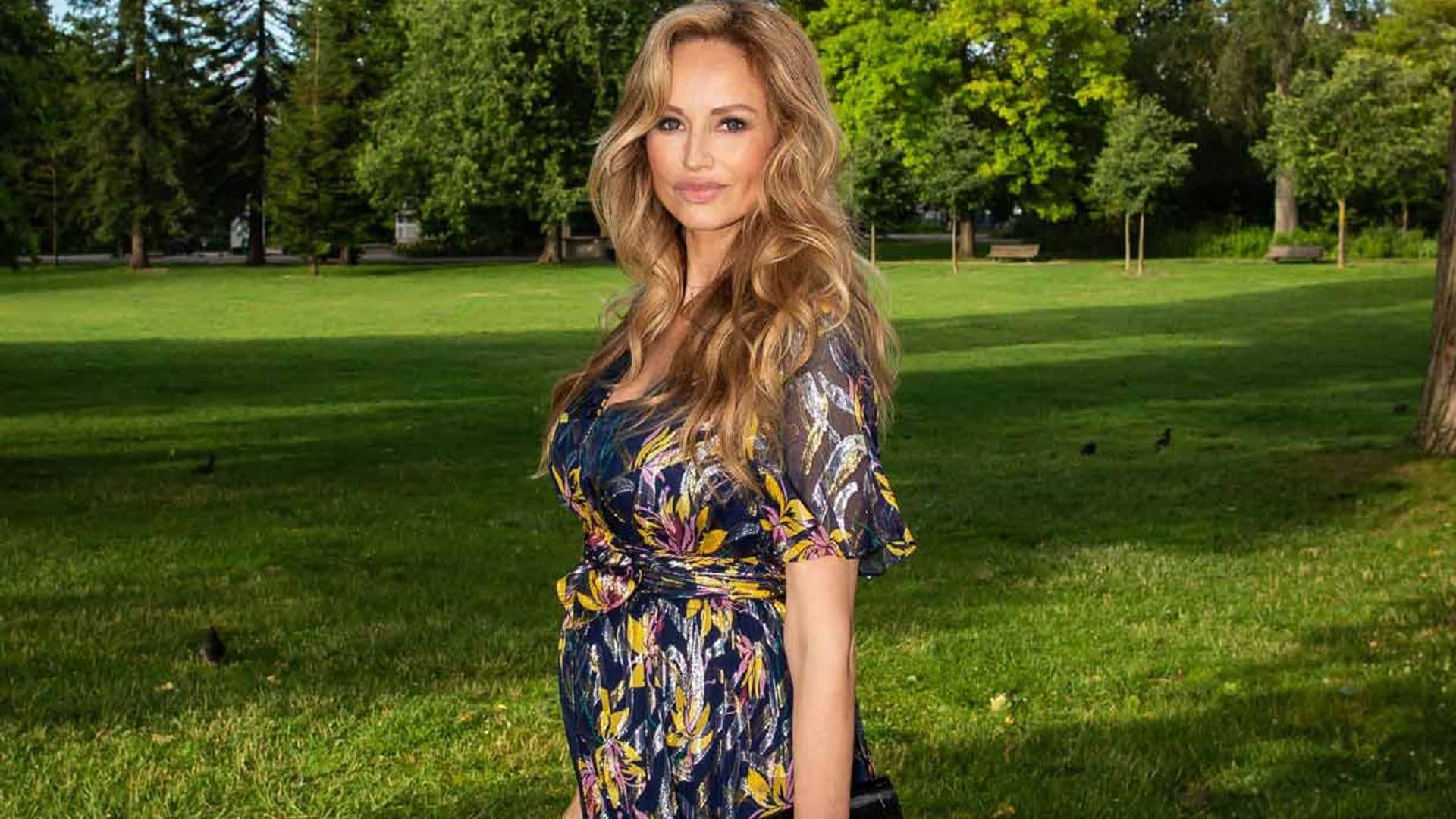 Adriana Karembeu habla de sus miedos por haber sido madre a los 46 años