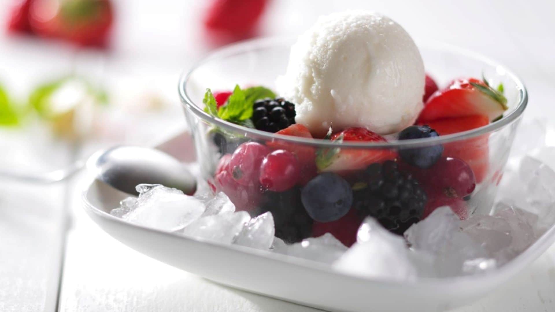Sorbete de limón con frutos rojos