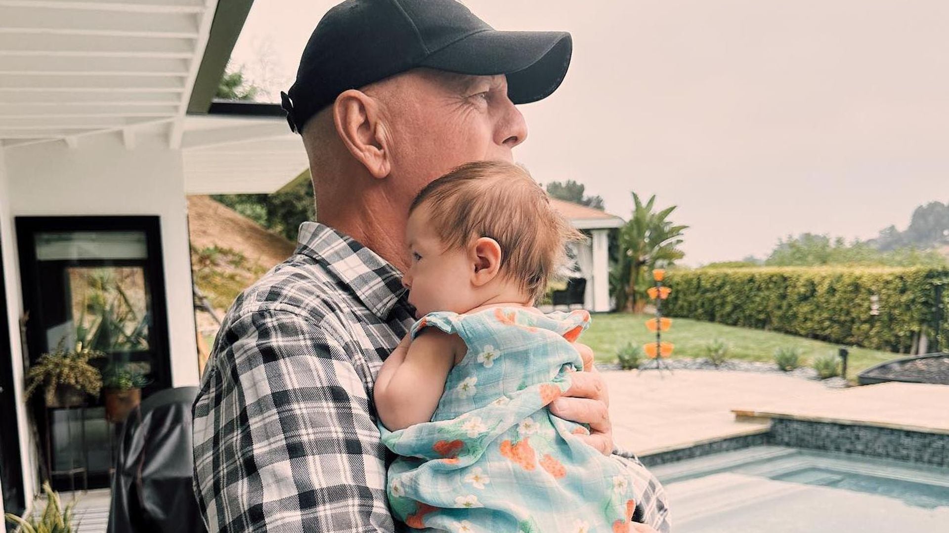 Bruce Willis posa por primera vez con su nieta, la hija de Rumer Willis