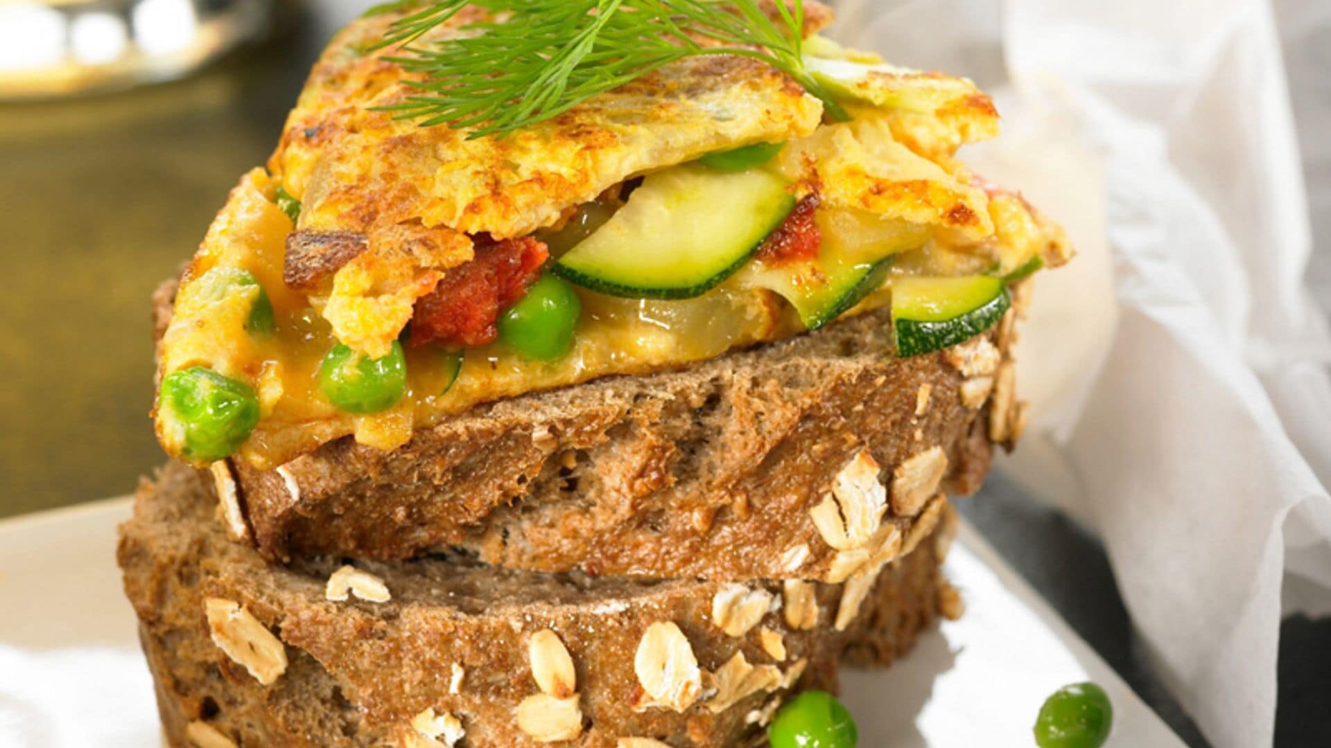 Tostas de tortilla de verduras y chorizo