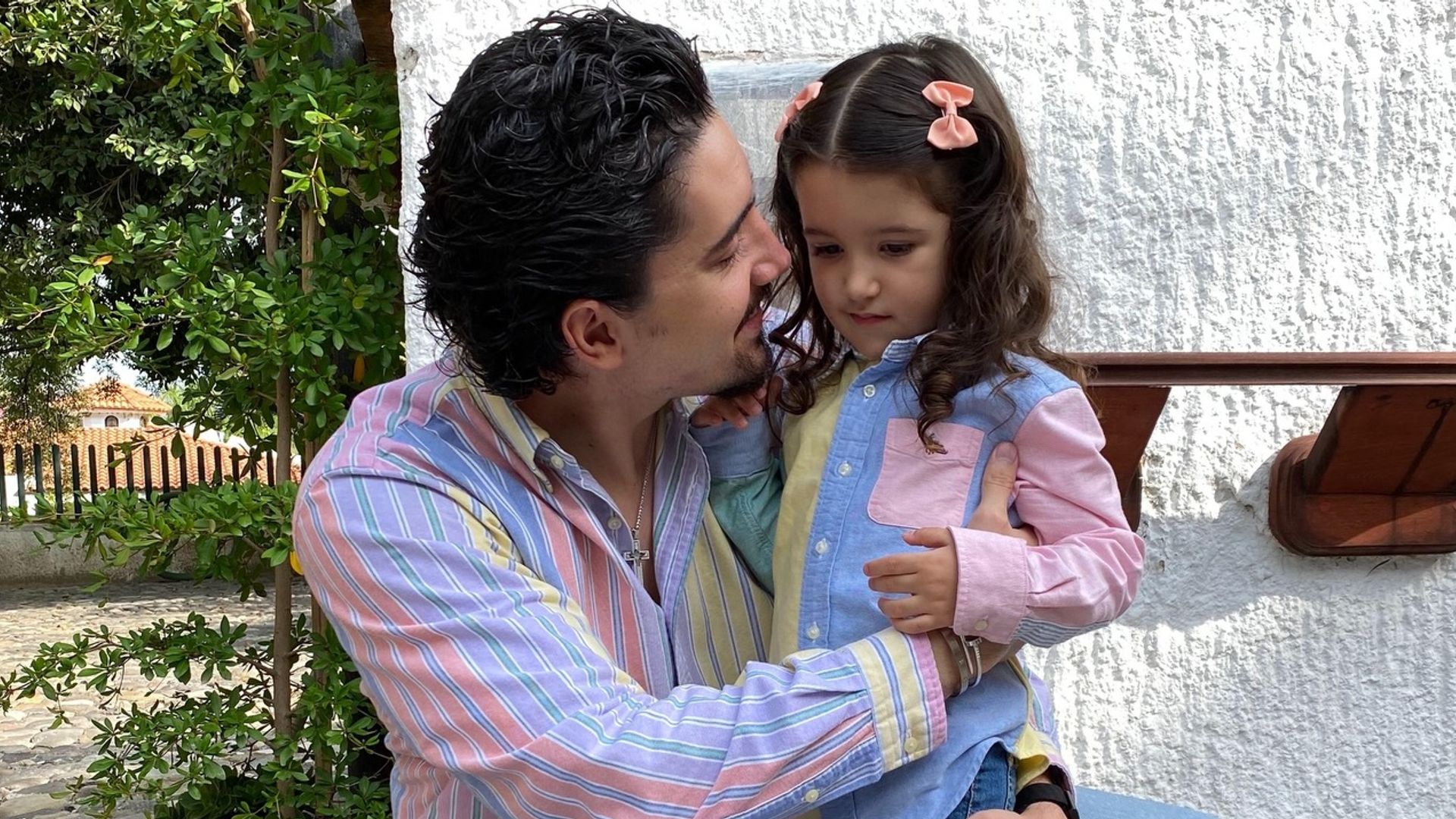 Alex Fernández y su hija Mía, de 4 años.