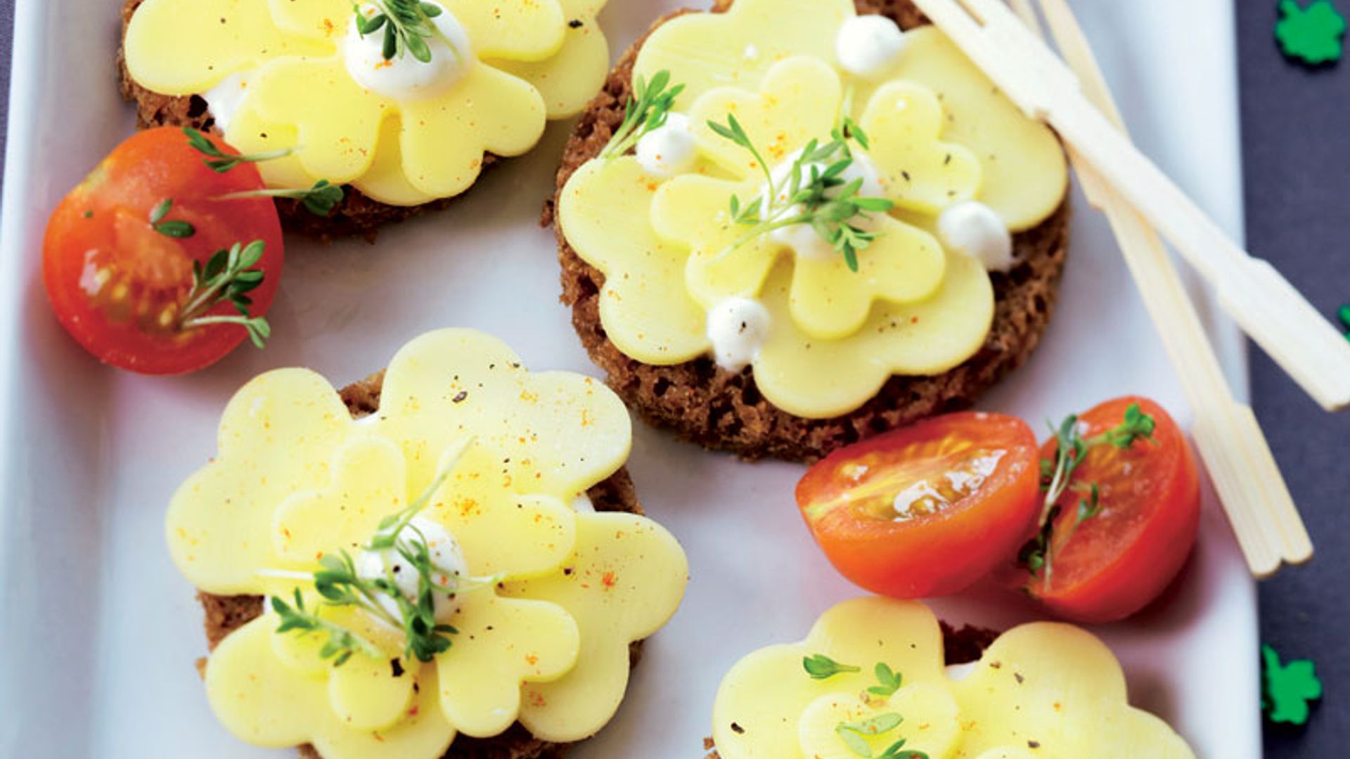 Canapés de queso con pan integral