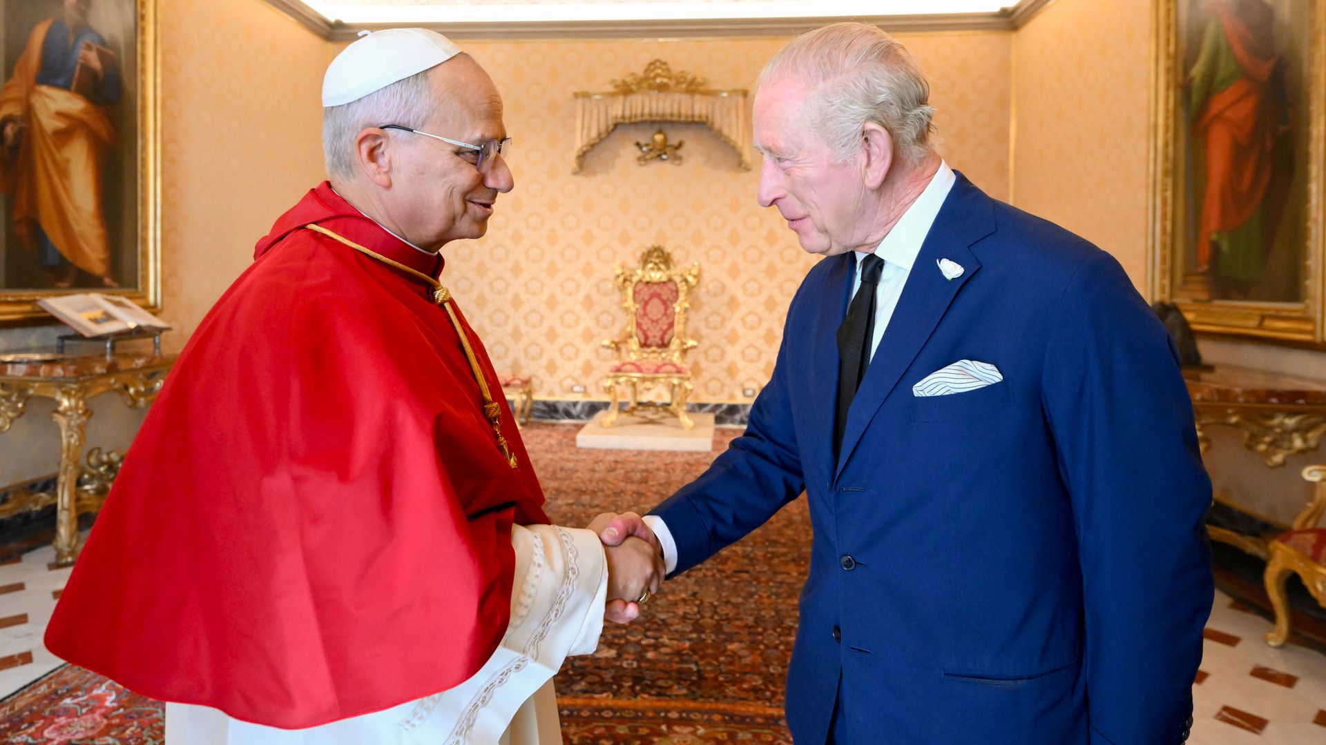 El papa León XVI durante su encuentro con el rey Carlos III en octubre de 2025, en El Vaticano.