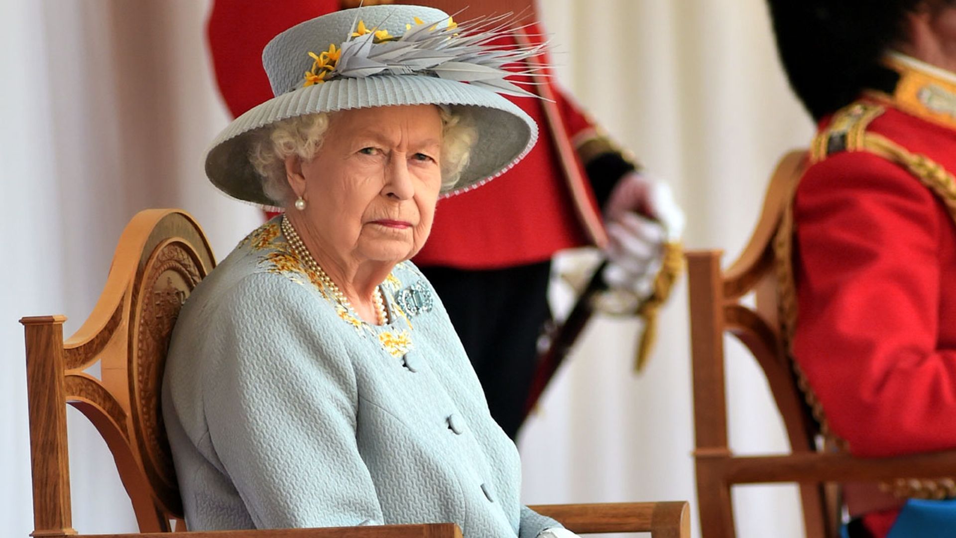 Isabel II preside un 'Trooping the colour' inusual y muy diferente en el castillo de Windsor