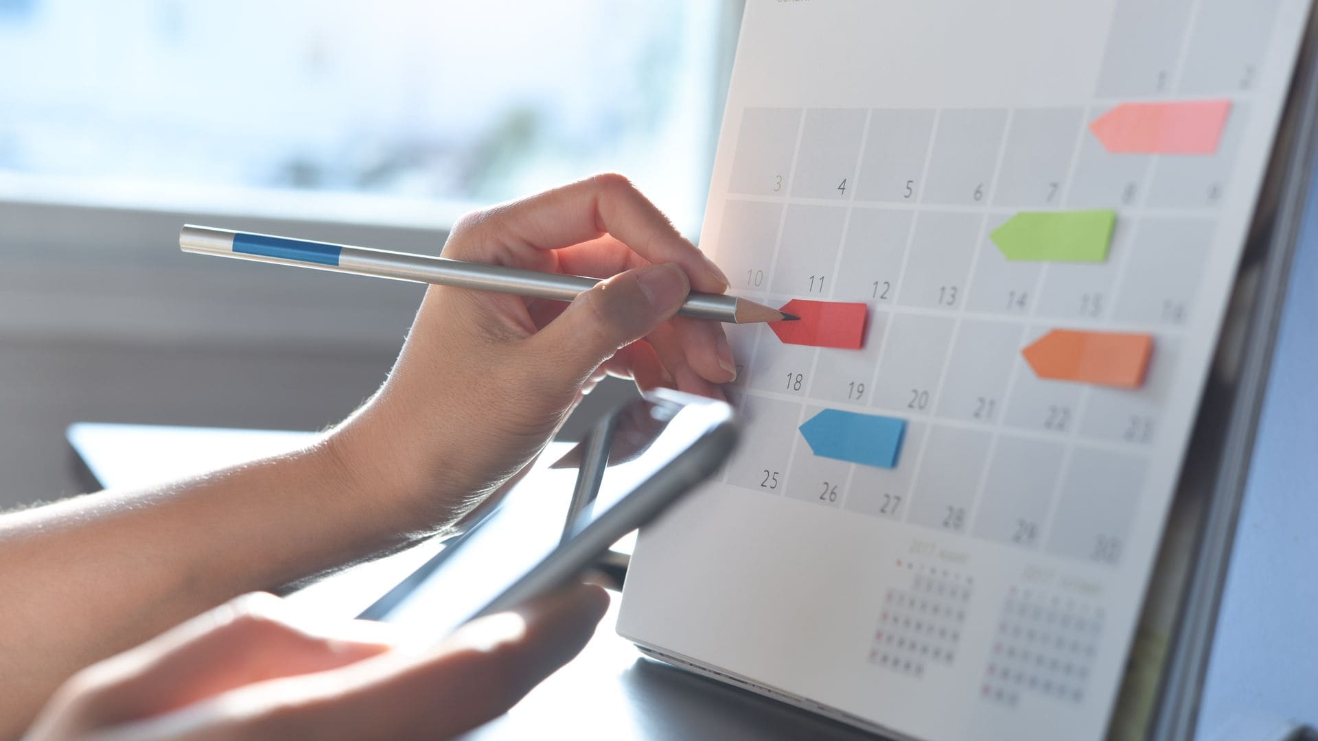 Mujer organizando su calendario