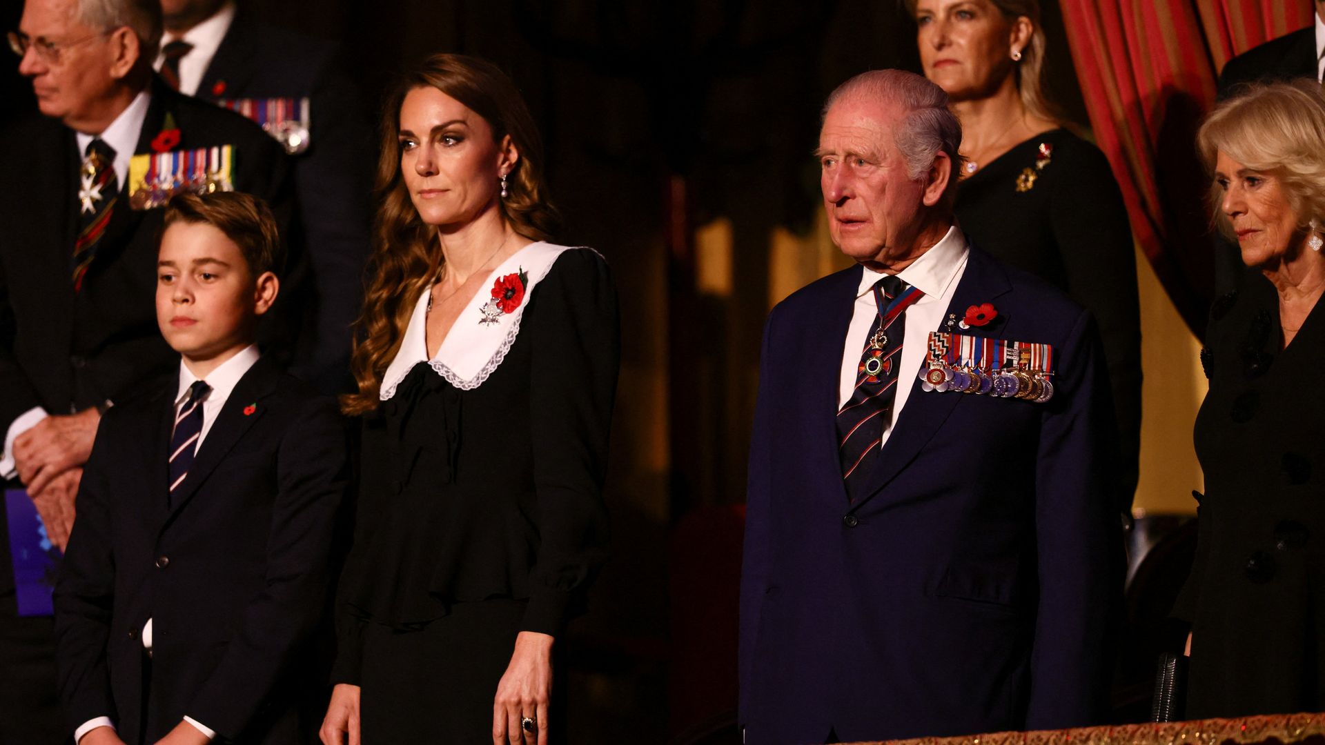 Kate Middleton y su hijo, el príncipe George, en el Royal British Legion Festival of Remembrance, 2025.