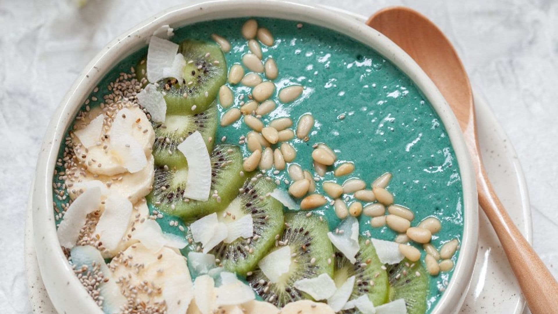 'Smoothie bowl' con espirulina, kiwi y plátano